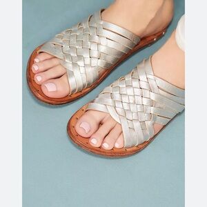 Beek swallow slide sandals, size 7